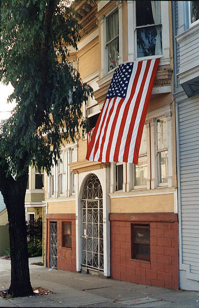 Viele Leute in San Francisco hängen Flaggen an ihr Haus.