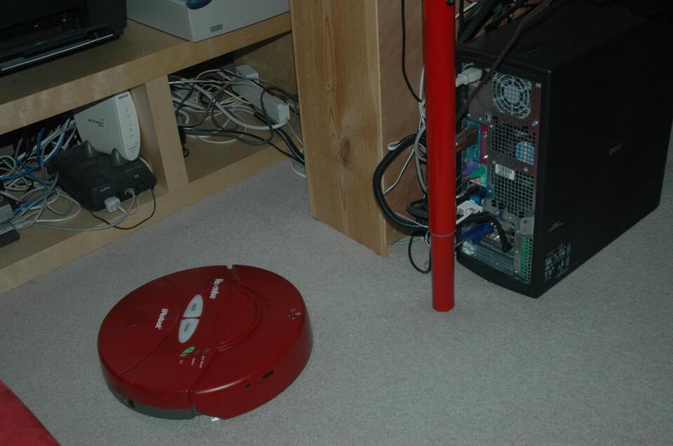 Der kleine Roomba huscht auf dem Teppich in meinem Arbeitszimmer herum.