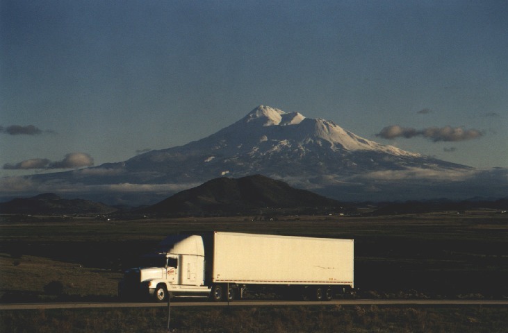 Auf der Autofahrt nach Portland -- der Berg Mount Shasta an der Grenze zu Oregon.