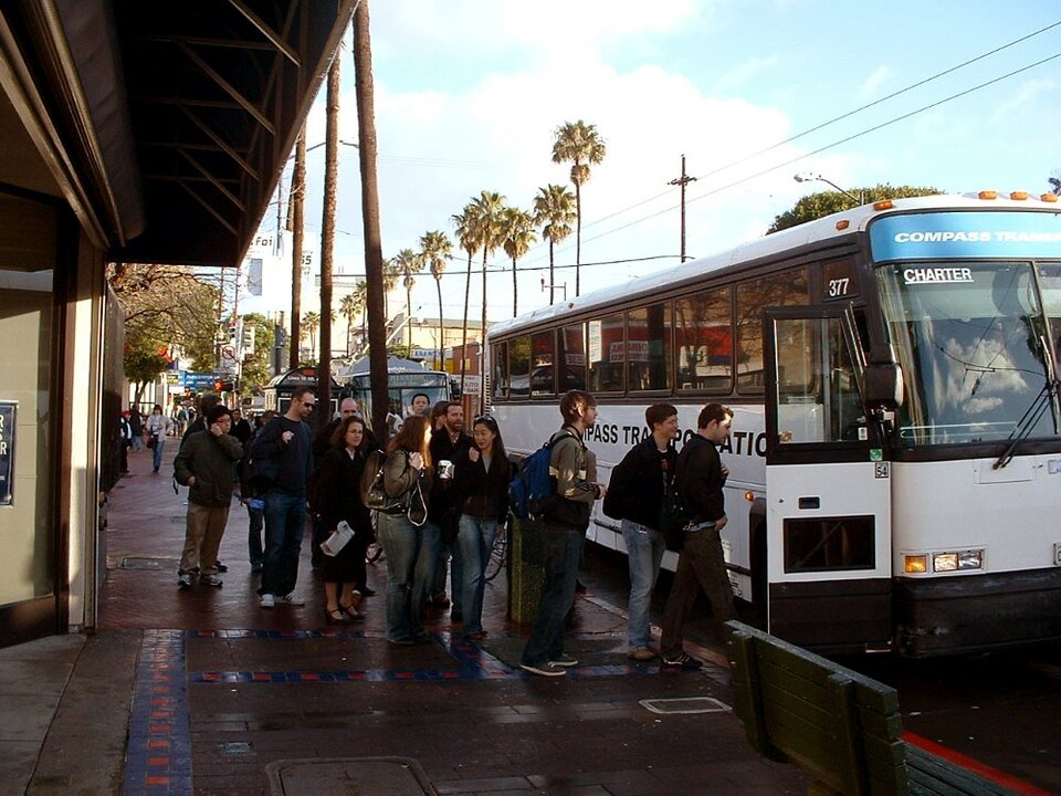 Der Shuttle-Bus holt die Yahoos aus San Franciscos Mission District ab, um sie 40km südlich nach Sunnyvale zu kutschieren.