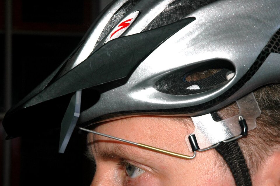 Der kleine Rückspiegel am Helm hilft, unfähige Autofahrer im Auge zu behalten.