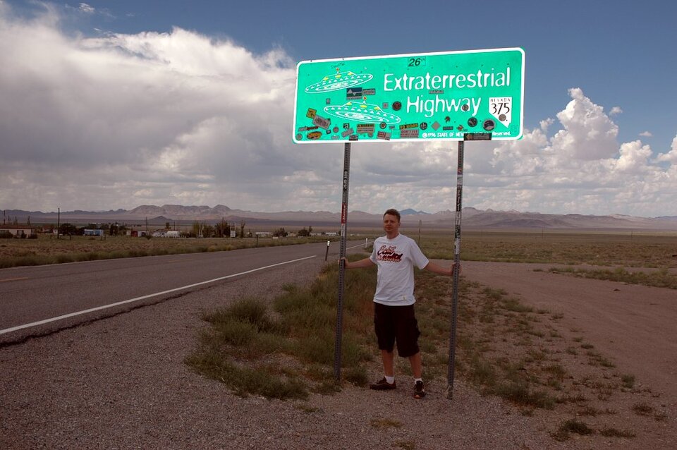 Der unerschrockene Rundbriefreporter auf dem "Extraterrestrial Highway".