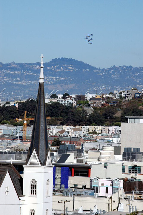 Sechs F/A 18 Hornets fliegen über San Francisco.
