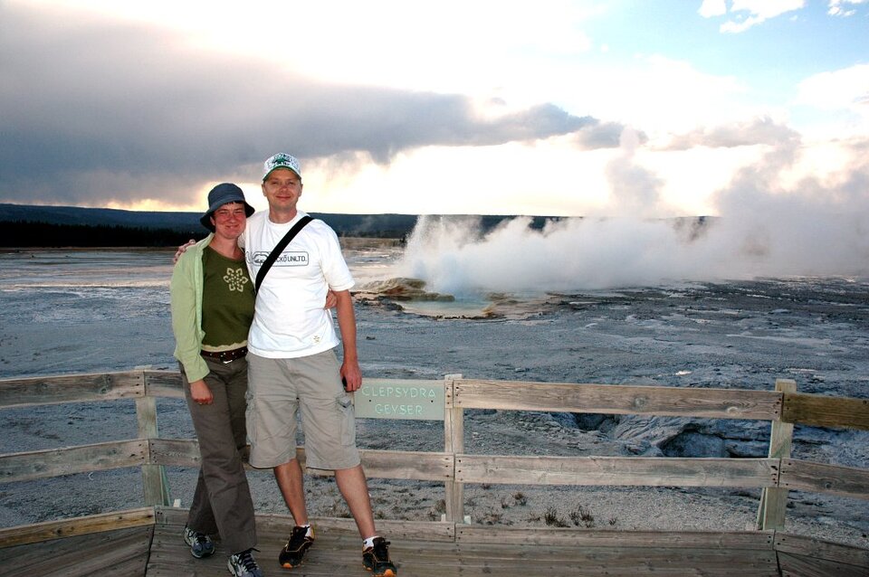 Die zwei rasenden Reporter vor einem Geysir