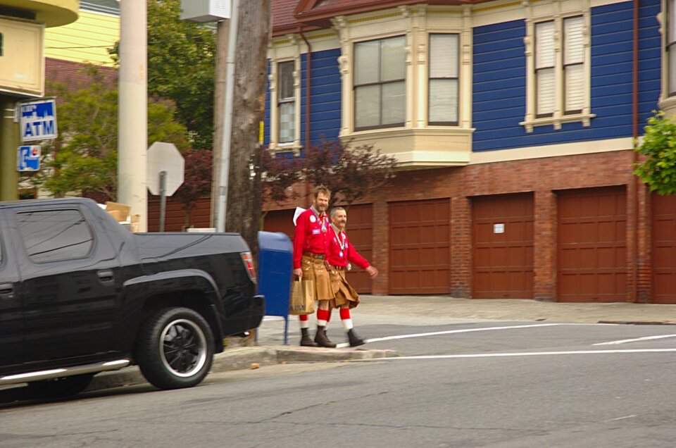 Ein frisch verheiratetes Paar im Castro-Viertel in San Francisco