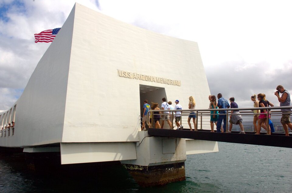 Touristen marschieren in das Perl-Harbor-Memorial.