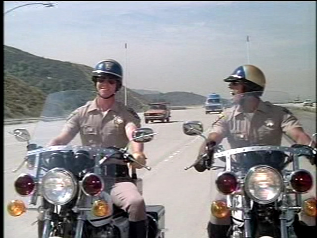 In der Serie "CHiPs" brummen "Jon Baker" und "Frank 'Ponch' Poncherello" auf ihren Polizeiharleys herum und schnappen rasende Hippies.