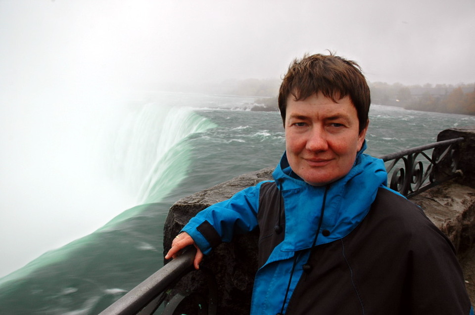 Angelika bei den Niagara-Fällen.