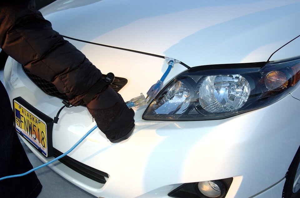 Das Plug-in: Aus der Kühlerhaube spitzelt ein Kabel raus ...
