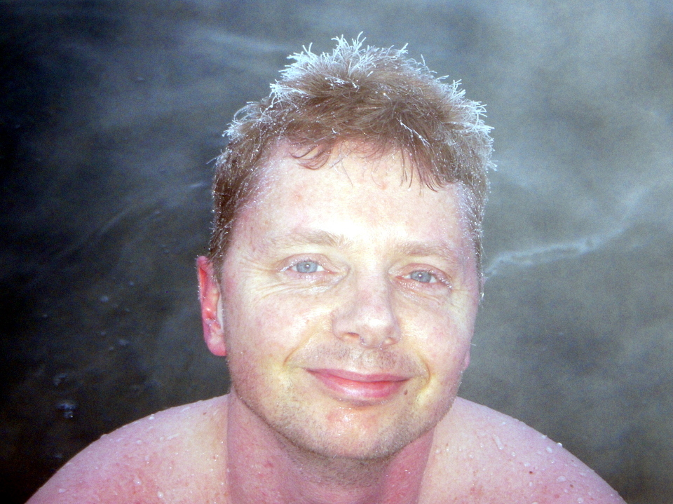An den Haarspitzen bilden sich Eiskristalle, während man bei -25 Grad (Celsius) im 41 Grad heißen Pool sitzt.
