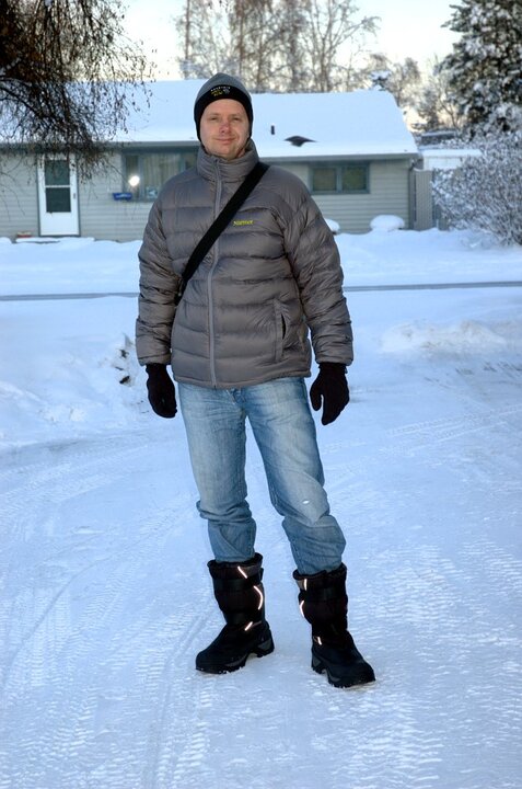 Mit diesem Outfit outet sich Michael als Tourist, aber selbst bei Minus 25 Grad hält das dreilagige High-Tech-Material mollig warm.