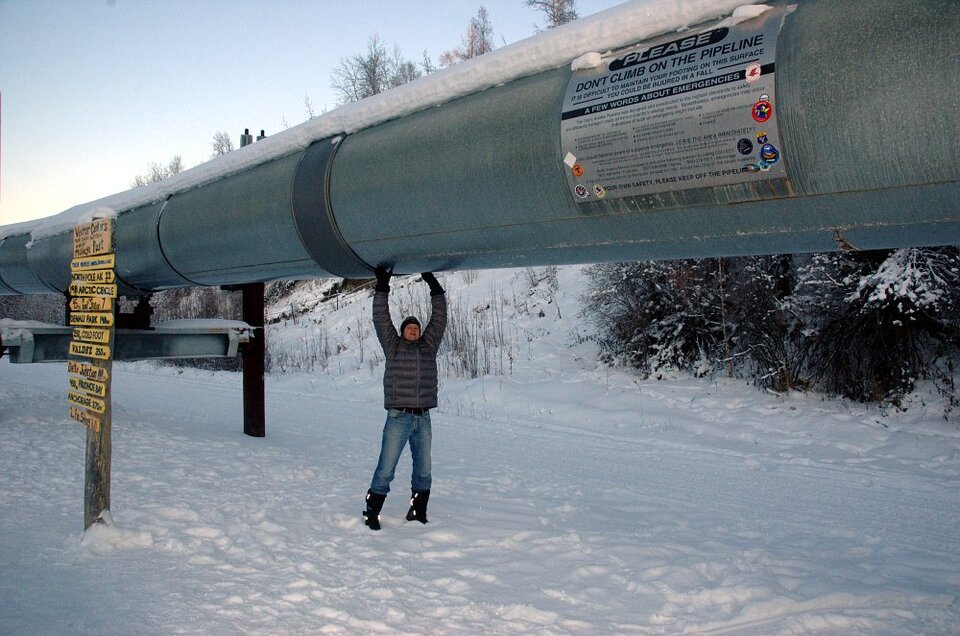 Die 1200km lange Alaska-Ölpipeline führt an Fairbanks vorbei. Links geht's 450 Meilen nach Prudhoe Bay, rechts 350 Meilen nach Valdez.