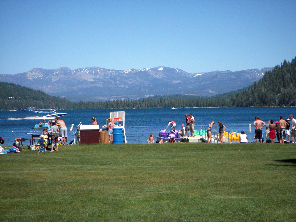Am Badestrand des Donner Lakes.
