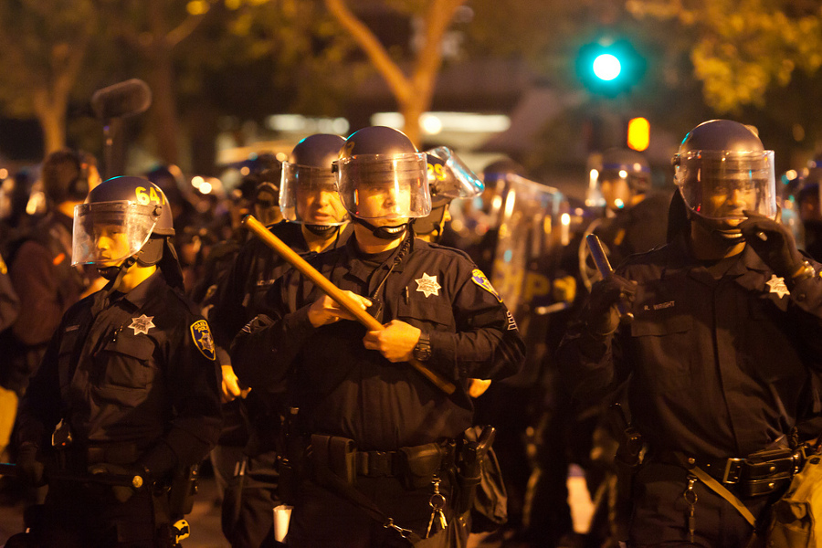 Die gewalttätigen Demonstrationen rufen die Polizei auf den Plan. Foto: flickr[Thomas Hawk|thomashawk/4776969628]