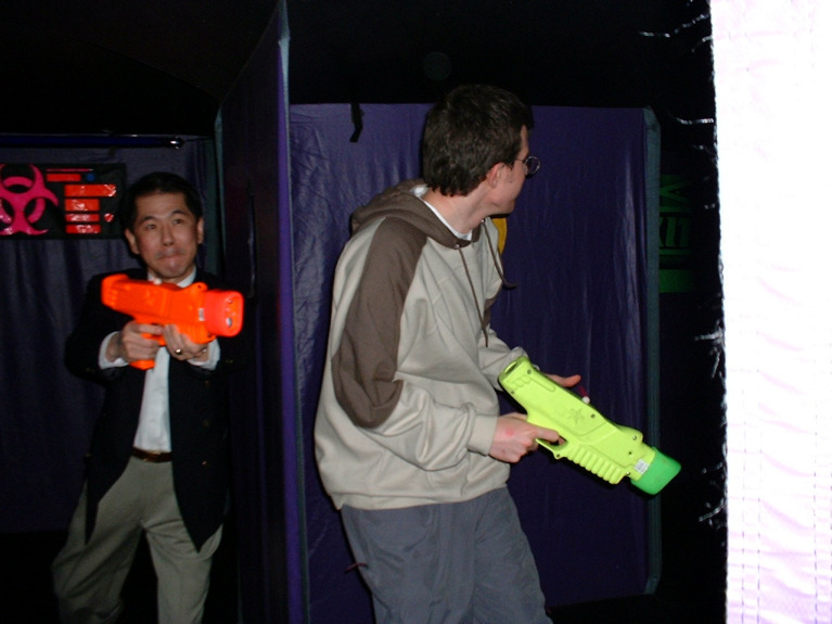 Zwei knallharte Kontrahenten beim Laser-Tag.