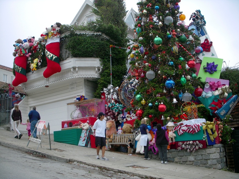 Diese Hausbesitzer in der 21. Straße mögen den Weihnachtsschmuck eher üppig.