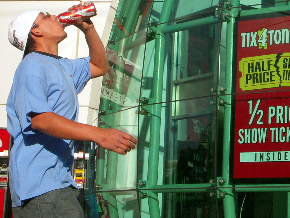 Gierig wie ein verdurstendes Kamel in der Wüste schluckt der junge Mann den schwer zugänglichen Alkohol.