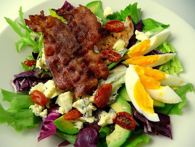 Eine uramerikanische Spezialität: Der Cobb Salad. Foto: flickr[Blue moon in her eyes|bluumwezi/6750185115]