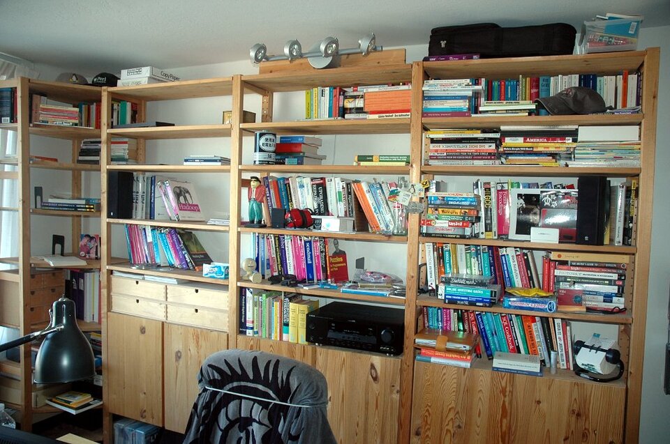 Das Bücherregal in Michaels Arbeitszimmer leert sich zusehends.