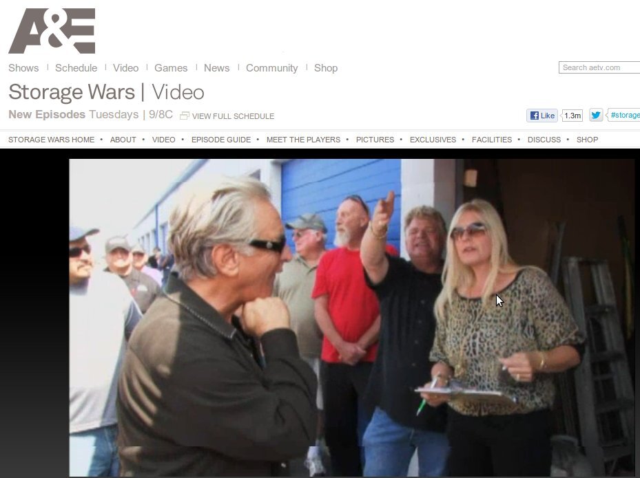 Bei der Versteigerung einer Garageneinheit in "Storage Wars" dürfen die Bieter nur kurz hineinspitzeln.