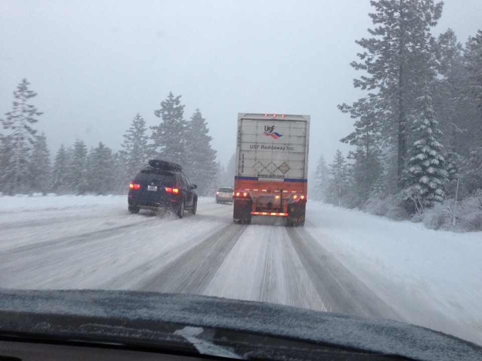Der Highway I-80 nach Tahoe ist im Winter oft zugeschneit